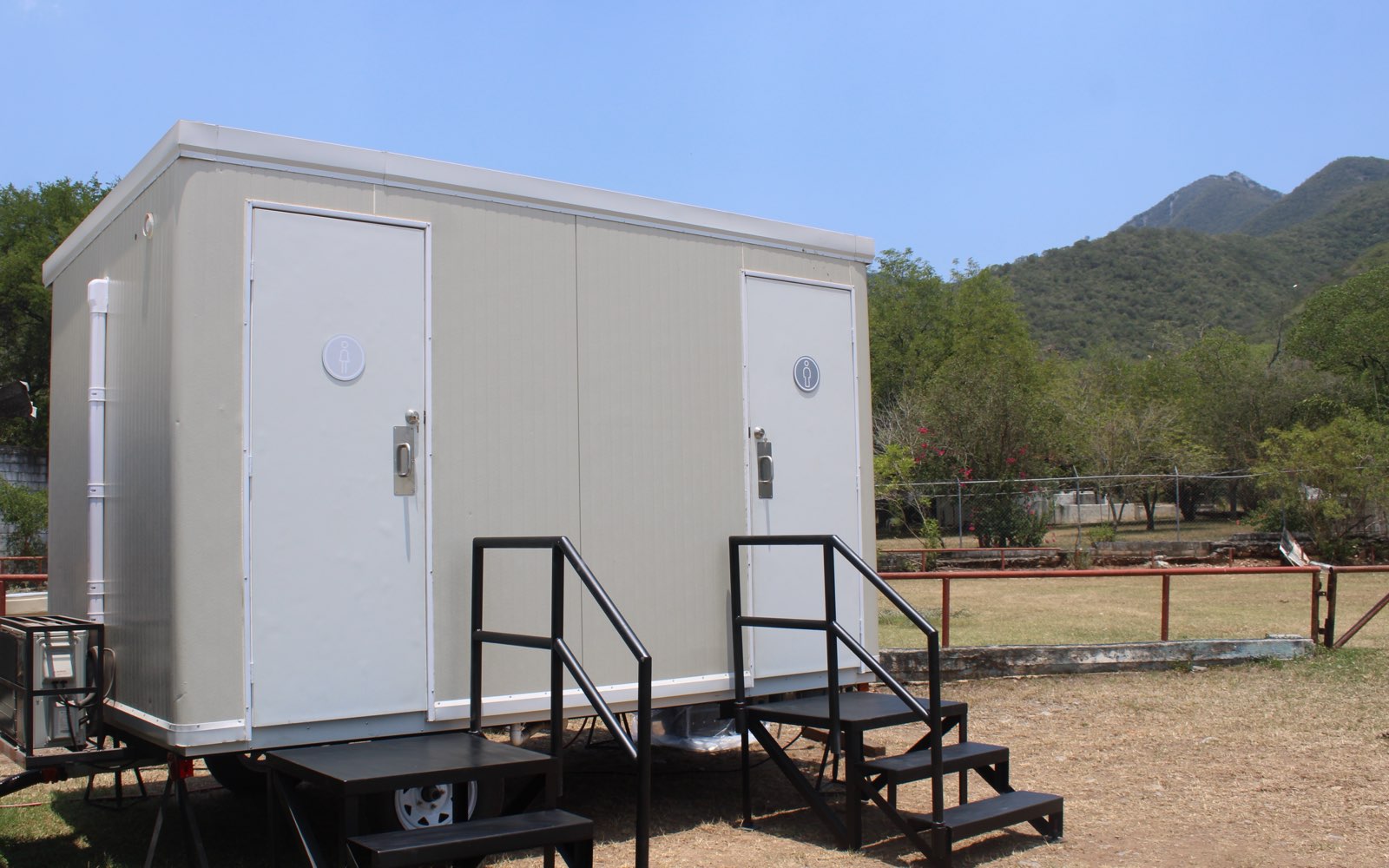 Módulo sanitario premium SANPORT instalado en Cortijo los Alamares, Santiago, Nuevo León, para una despedida de soltera de 400 invitados