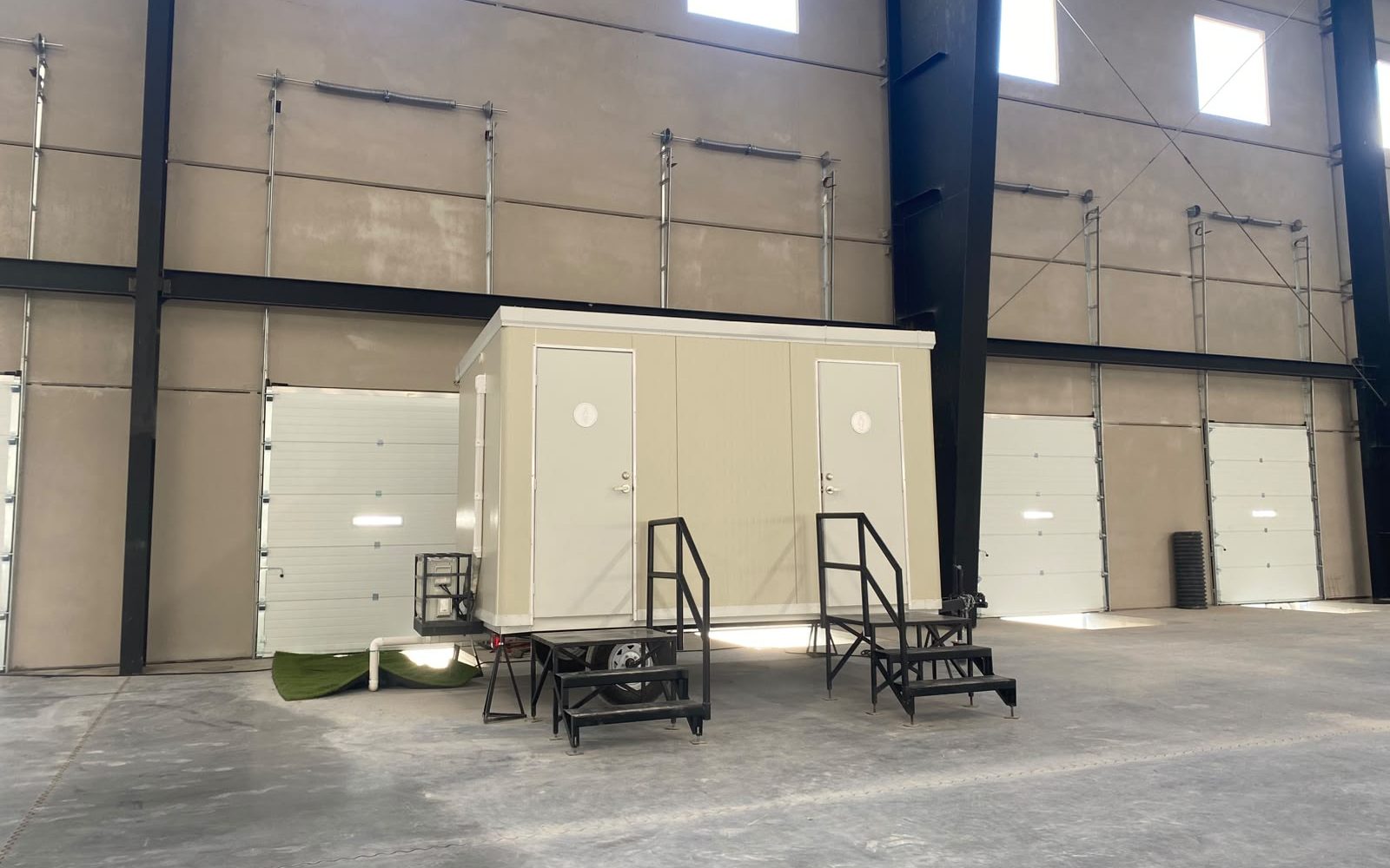 Módulo sanitario premium SANPORT con escalinatas de acceso instalado dentro de la nave industrial Litos Ciénega