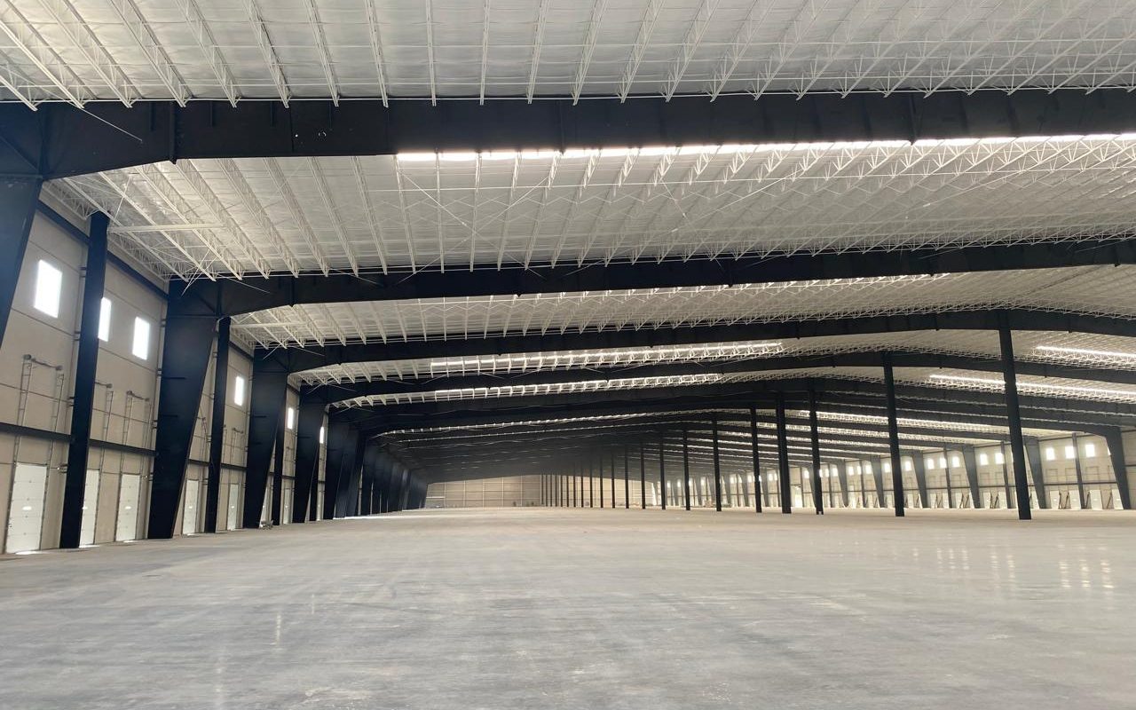 Interior de la nave industrial Litos Ciénega en Ciénega de Flores, Nuevo León, el día de su presentación