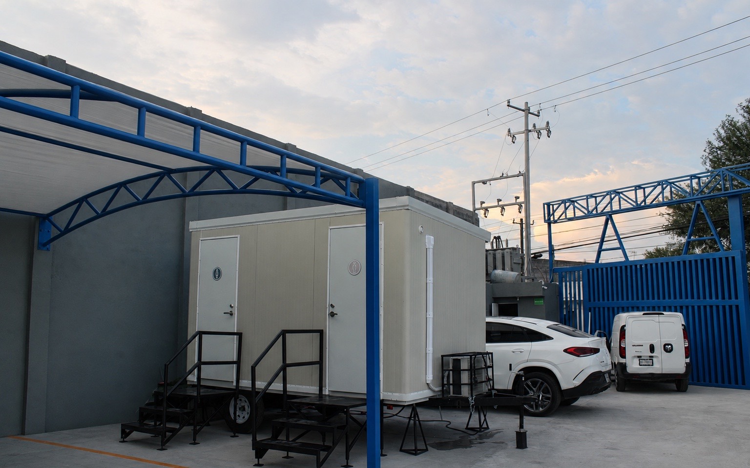 Módulo sanitario SANPORT instalado para la inauguración de una planta industrial en Guadalupe, Nuevo León, al atardecer