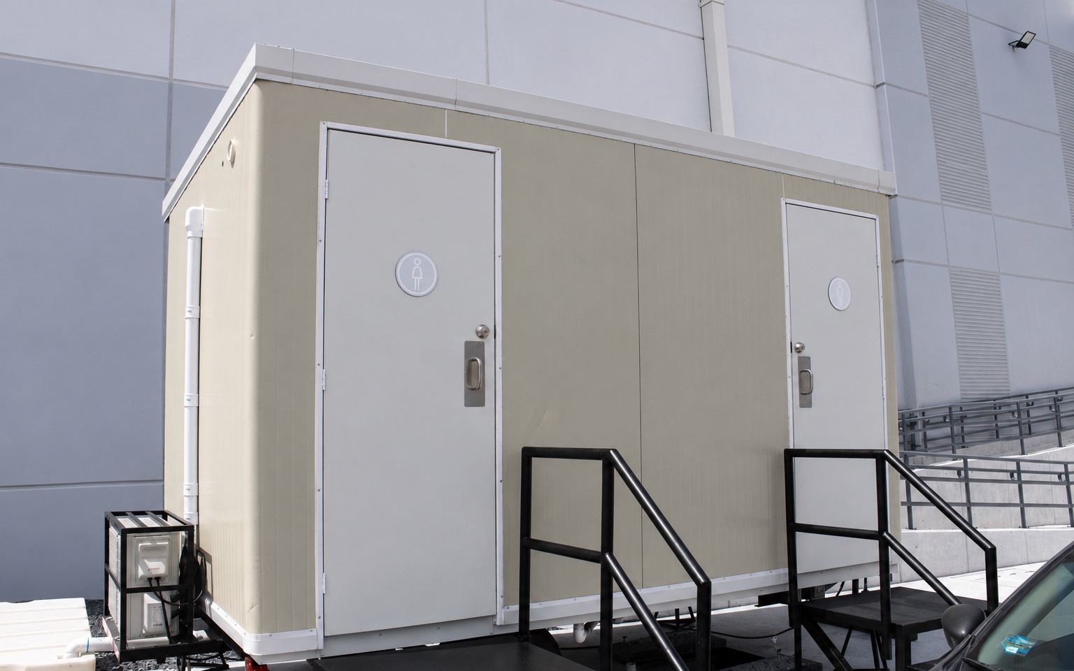 Módulo sanitario premium SANPORT instalado en Vesta Parque Industrial Apodaca, con puertas independientes para mujeres y hombres