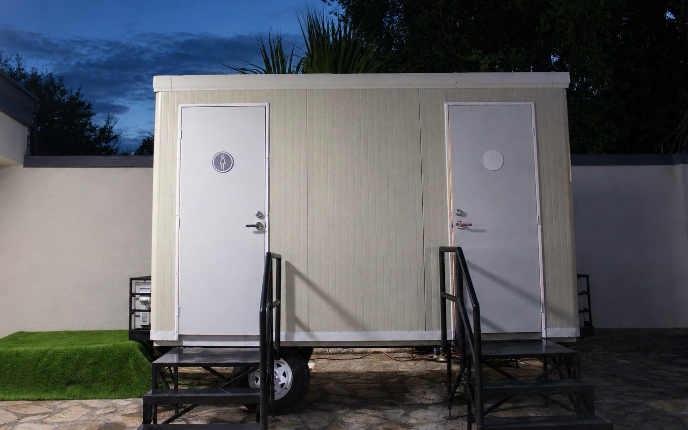 Módulo sanitario premium SANPORT con accesos para mujeres y hombres en la boda en Villa de los Reyes, Santiago, Nuevo León, al anochecer