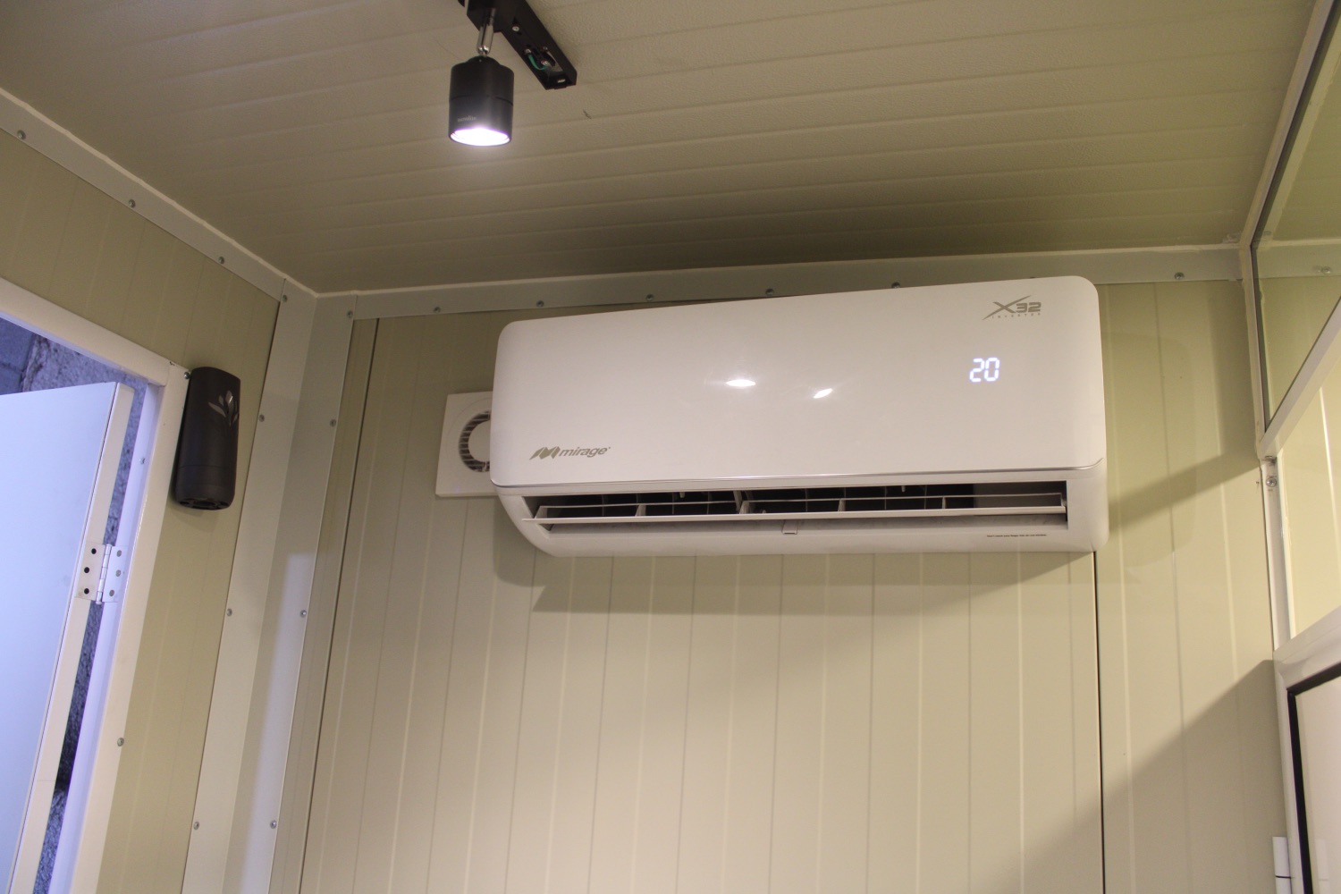 Aire acondicionado Mirage inverter y luz de riel en el interior climatizado